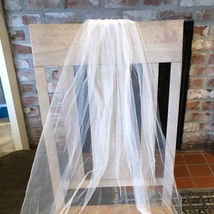 Off-white fingertip length hairpin veil